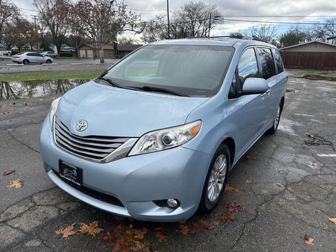 Used 2015 Toyota Sienna image 1