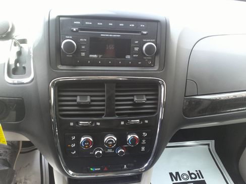 Used 2016 Dodge Grand Caravan SXT FWD image 29