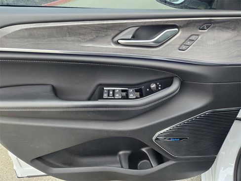 Used 2022 Jeep Grand Cherokee Overland w/ Advanced Protech Group III image 17