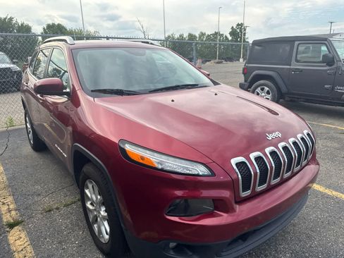 Used 2016 Jeep Cherokee Latitude w/ Cold Weather Group AWD/4WD image 8