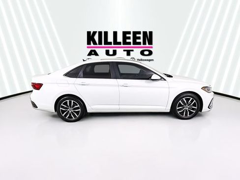 Used 2025 Volkswagen Jetta SE FWD image 8