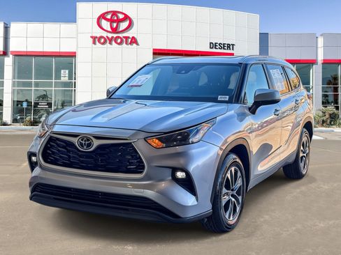 Used 2024 Toyota Highlander XLE FWD image 3