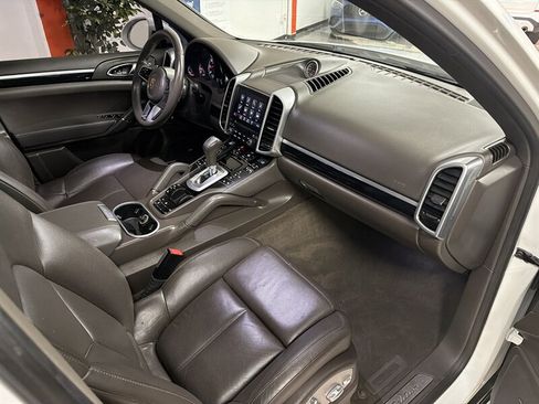 Used 2017 Porsche Cayenne Platinum Edition w/ Premium Package (PJV) AWD/4WD image 43