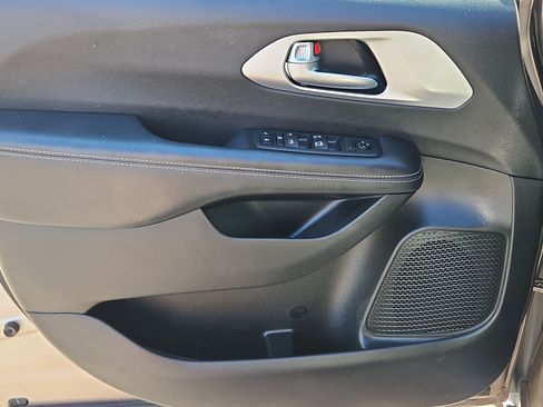 Used 2018 Chrysler Pacifica Touring-L FWD image 11