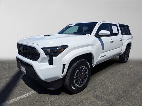 Used 2025 Toyota Tacoma TRD Sport AWD/4WD image 3