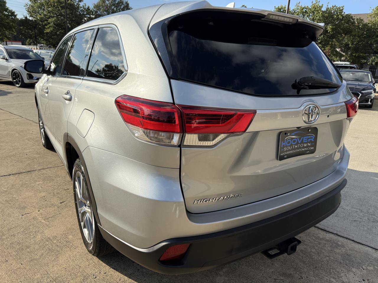 Used 2019 Toyota Highlander Plus FWD image 3