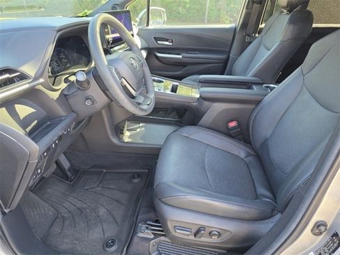 Certified 2025 Toyota Sienna Platinum image 25