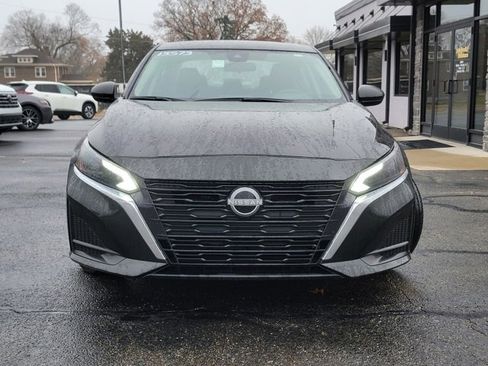 Used 2024 Nissan Altima 2.5 SV image 2