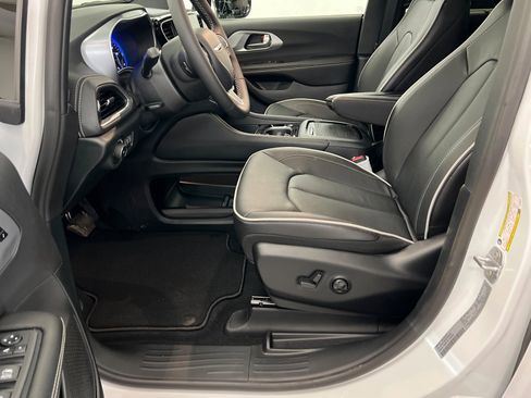 New 2026 Chrysler Pacifica Limited w/ Trailer Tow Group image 17