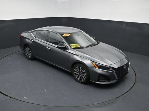 Used 2025 Nissan Altima 2.5 SV FWD image 50