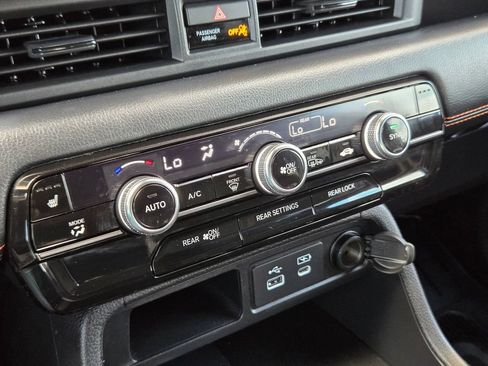 Used 2025 Honda Pilot TrailSport image 18