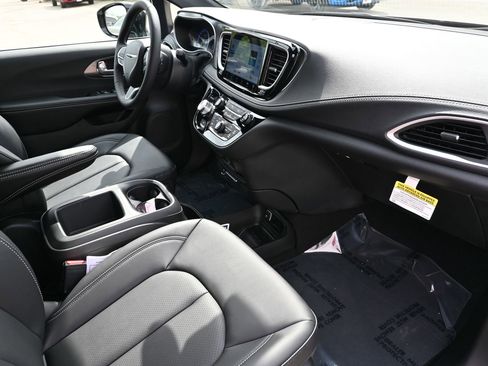 New 2026 Chrysler Pacifica Select image 27