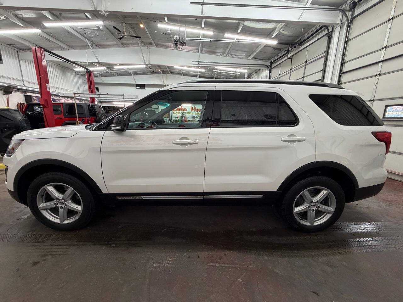 Used 2016 Ford Explorer XLT w/ Equipment Group 202A AWD/4WD image 5