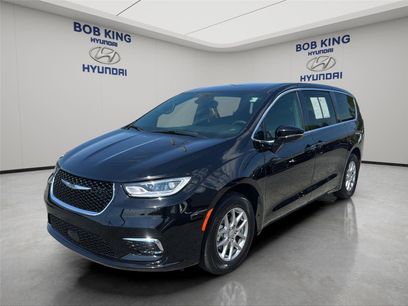 Used 2025 Chrysler Pacifica Select