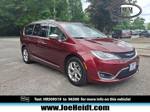Used 2017 Chrysler Pacifica Limited image 1