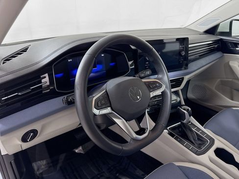 Certified 2025 Volkswagen Jetta SE w/ Sunroof Package image 4