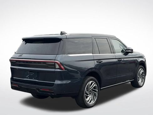 Used 2025 Lincoln Navigator Reserve AWD/4WD image 7
