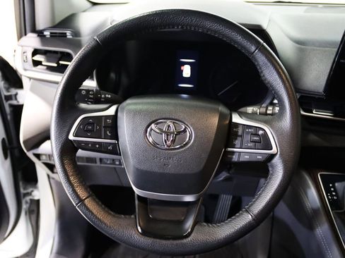 Used 2023 Toyota Sienna XLE image 35