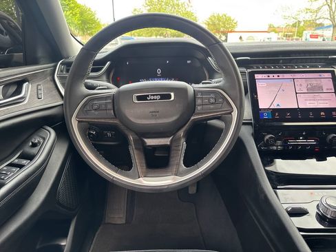 Used 2023 Jeep Grand Cherokee Limited w/ Black Appearance Package AWD/4WD image 15