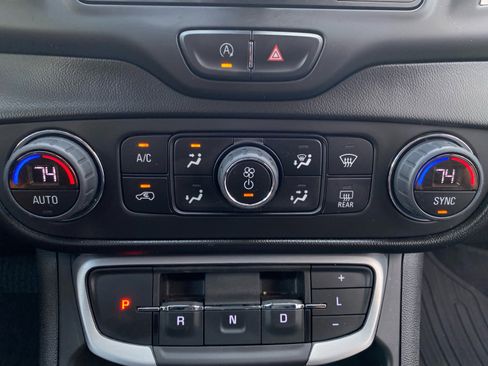 Used 2022 GMC Terrain SLE w/ Driver Convenience Package image 18