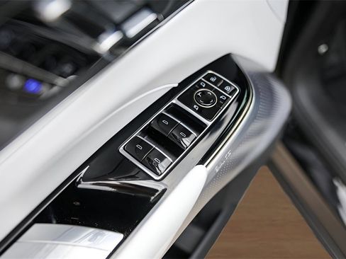 Used 2025 Cadillac Lyriq Luxury image 22