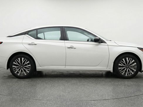 Used 2025 Nissan Altima 2.5 SV image 11