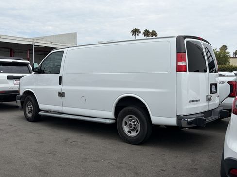 Used 2017 GMC Savana 2500 RWD image 3