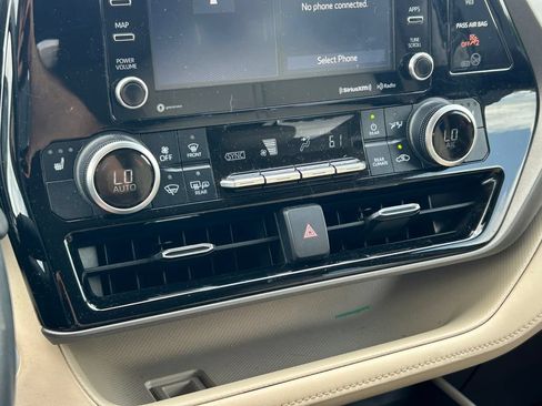Used 2021 Toyota Highlander XLE AWD/4WD image 32