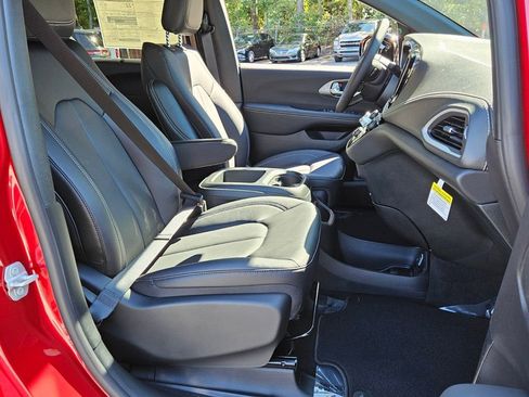 New 2026 Chrysler Pacifica Select image 15