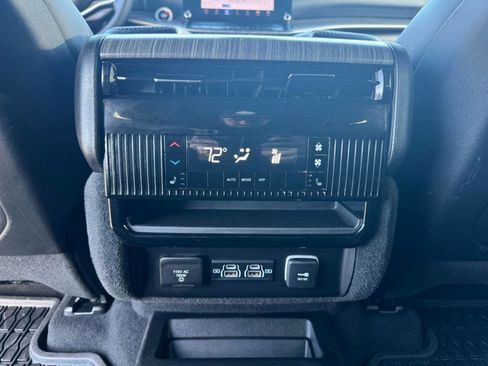 Used 2024 Jeep Wagoneer Series III image 32