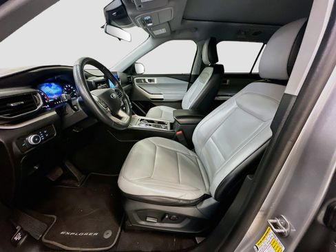 Used 2021 Ford Explorer XLT w/ Equipment Group 202A AWD/4WD image 13