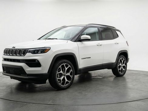 Used 2025 Jeep Compass Limited image 3