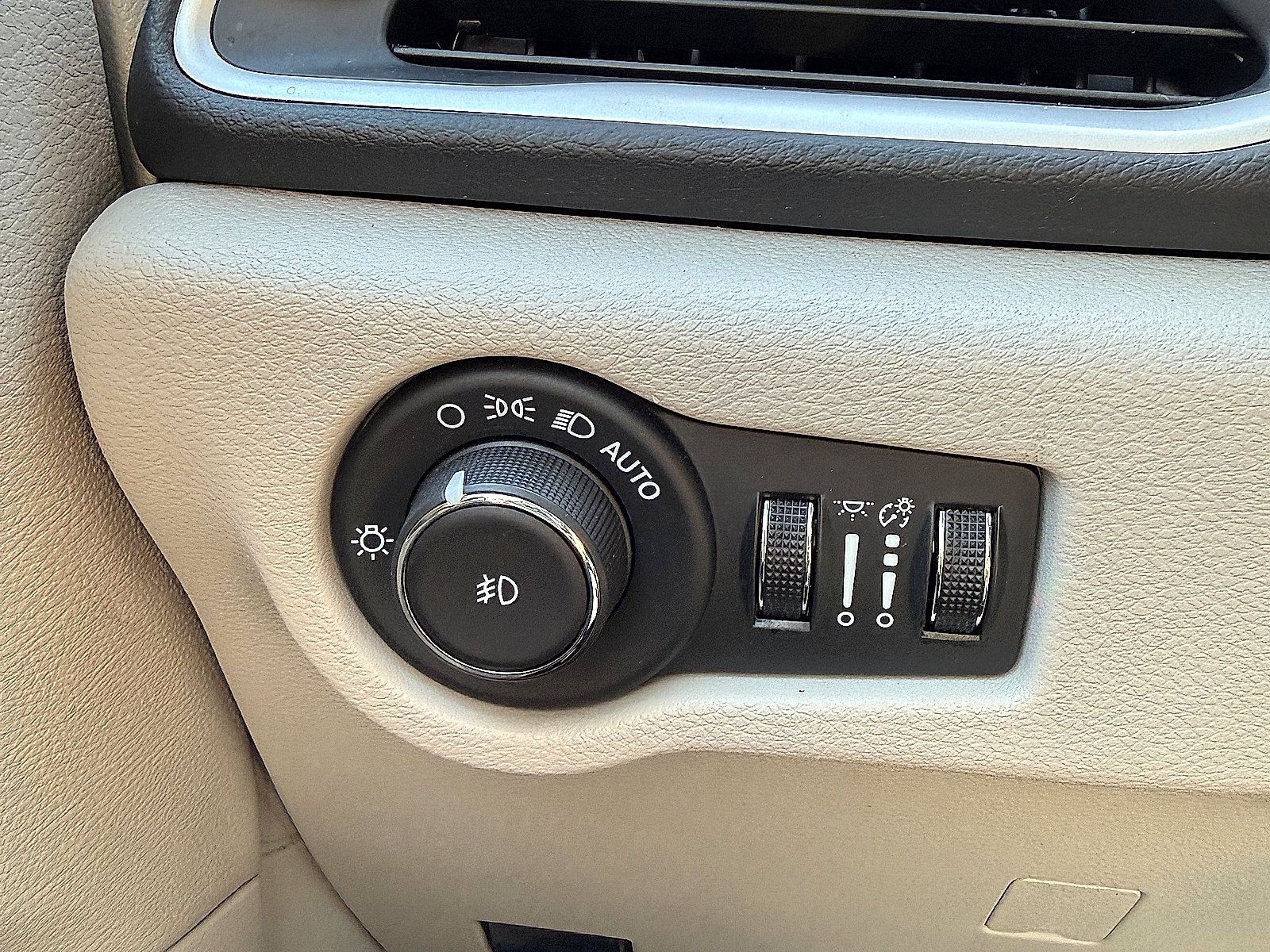 Used 2024 Chrysler Pacifica Touring-L FWD image 12