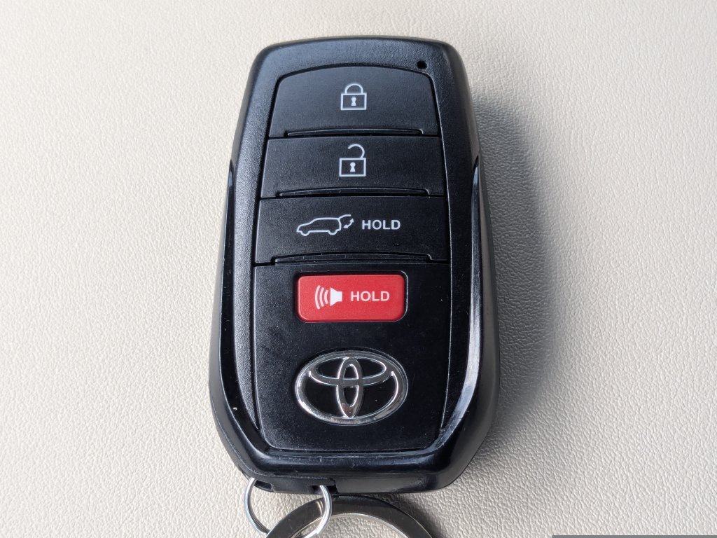 Used 2024 Toyota Highlander XLE FWD image 37