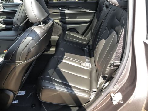 New 2025 Jeep Grand Cherokee Limited AWD/4WD image 8