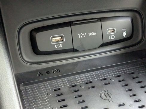 Used 2025 Hyundai Venue Limited image 23