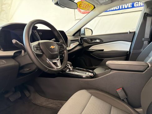 Used 2025 Chevrolet Trax LT w/ LT Convenience Package image 15