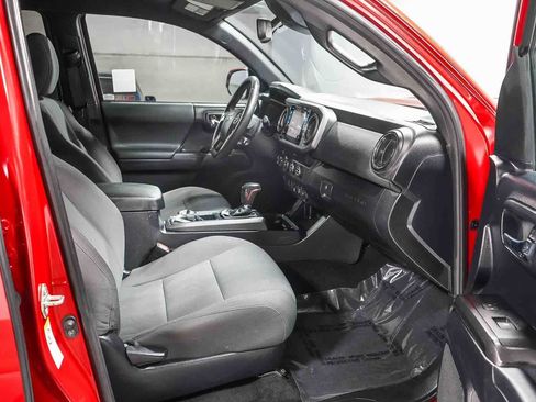 Certified 2019 Toyota Tacoma TRD Sport w/ Technology Package AWD/4WD image 17