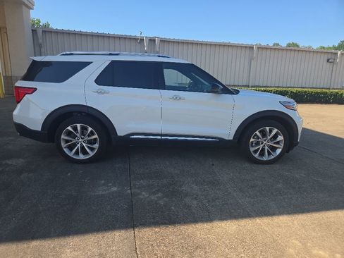 Certified 2023 Ford Explorer Platinum w/ Technology Package AWD/4WD image 9