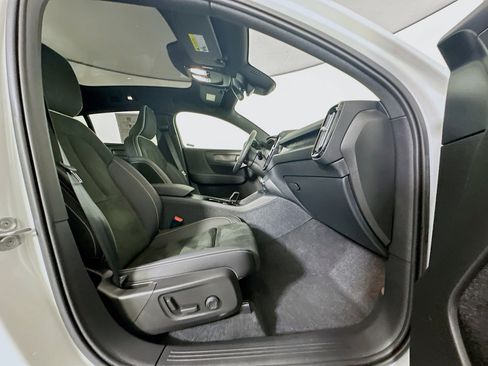 Used 2023 Volvo C40 P8 Recharge Ultimate image 33