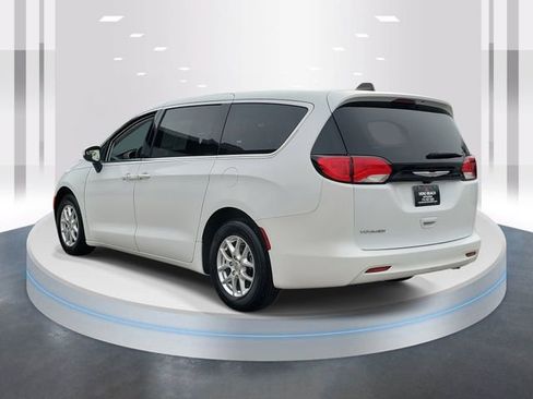 Used 2023 Chrysler Voyager LX image 4