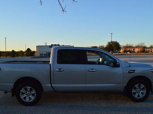 Used 2017 Nissan Titan SV image 5