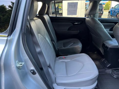 Used 2023 Toyota Highlander XLE FWD image 9