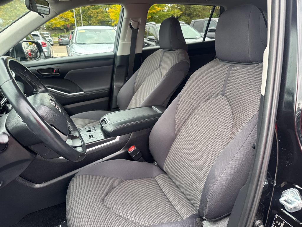 Used 2023 Toyota Highlander LE FWD image 16