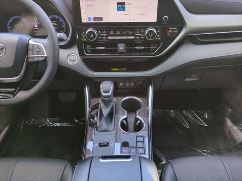Certified 2026 Toyota Highlander Limited AWD/4WD image 19