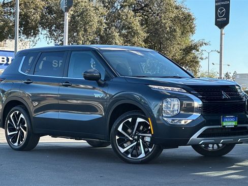 New 2025 Mitsubishi Outlander SE image 3