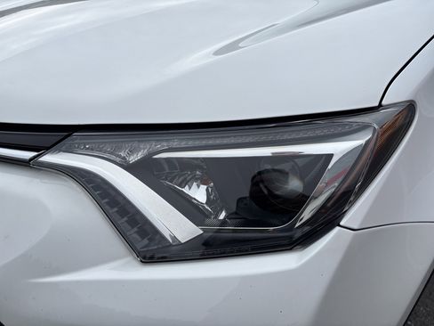 Used 2016 Toyota RAV4 LE image 10