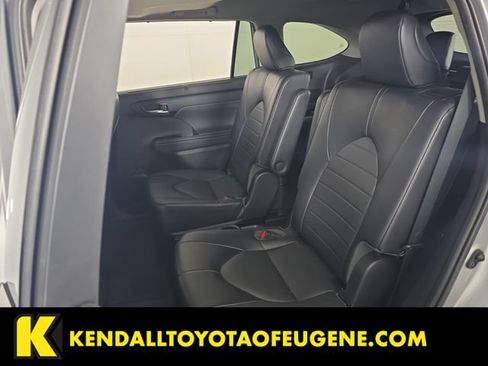 Used 2022 Toyota Highlander XLE AWD/4WD image 25