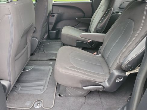 Used 2020 Chrysler Pacifica Touring w/ S Appearance Package FWD image 8
