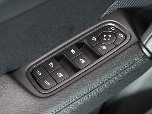 Used 2025 Porsche Cayenne image 16